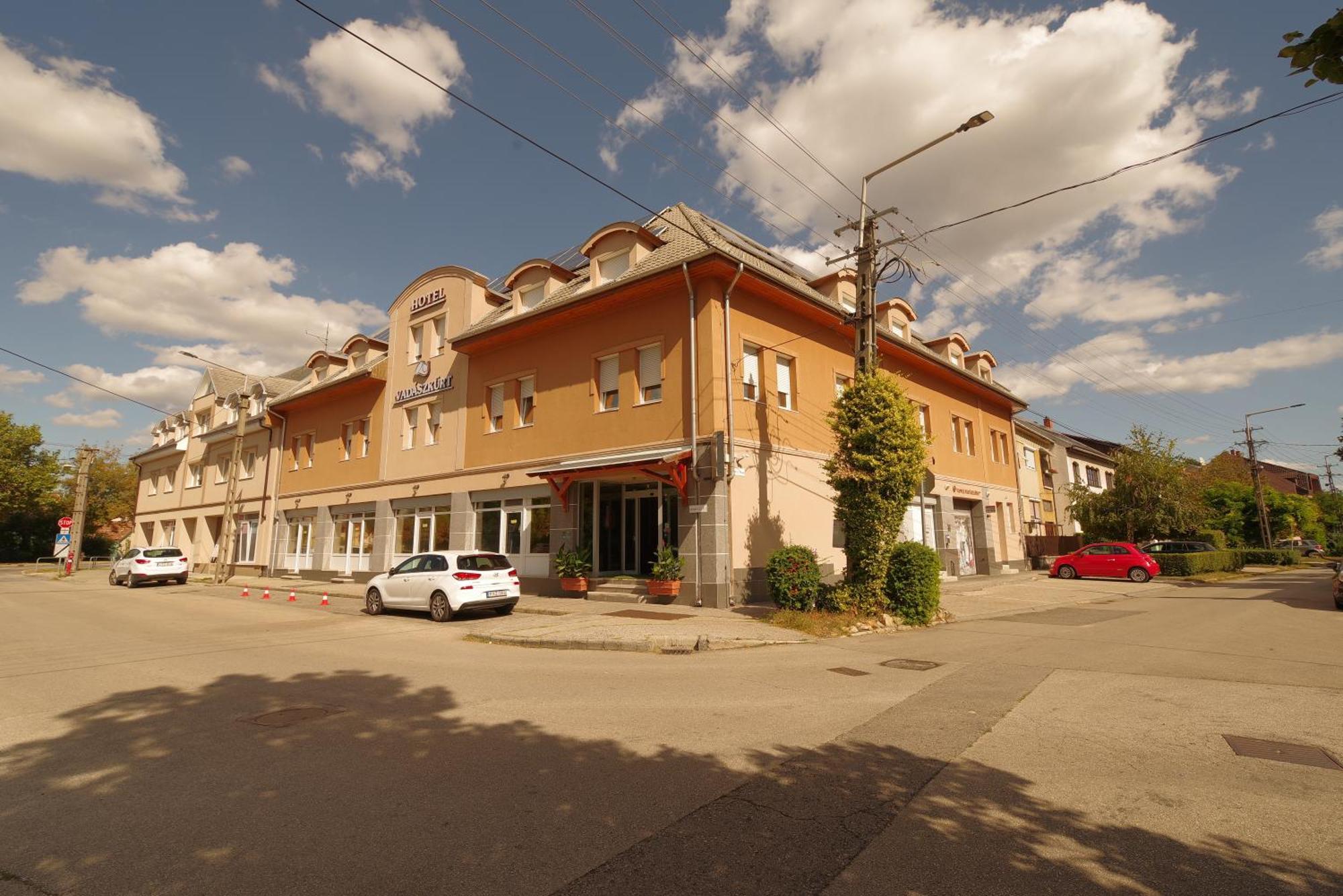Hotel Vadászkürt Superior Székesfehérvár Exterior foto